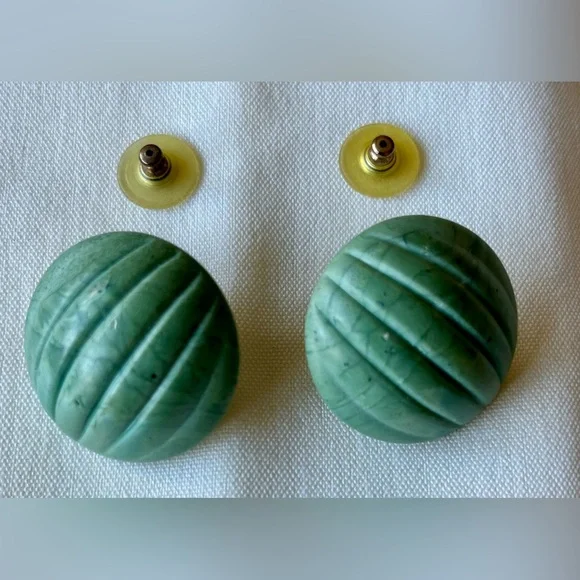 Jade Stone Ribbed Earrings - Picture 4 of 16